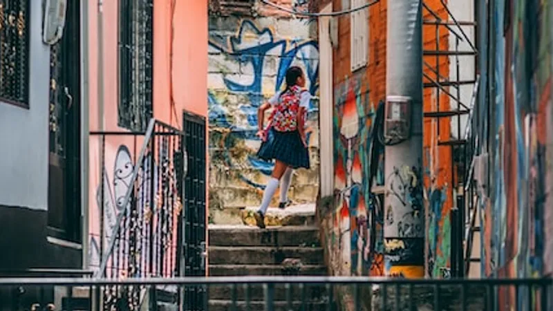 Estudiante de colegio por las calles de Medellín