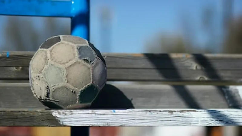 Imagen de niños de un balón deteriorado